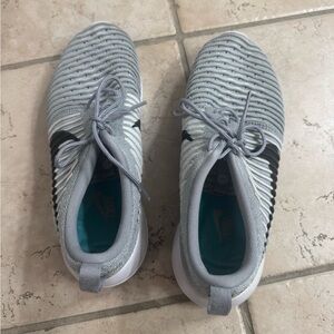 Nike men’s 9.5 tennis shoes. Breathable fabric. GUC